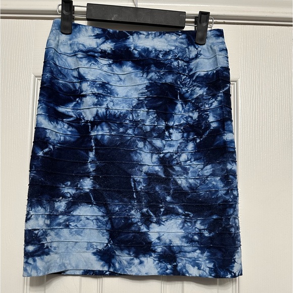 BEBE BLUE TIE DYE BANDAGE KNIT SKIRT - Picture 3 of 5